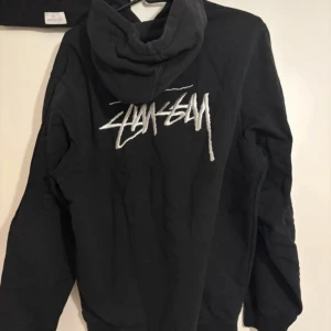 Stussy hoodie  - A classic Stussy black hoodie in great condition! Lightly used with only minor signs of wear. Soft and comfy, perfect for everyday wear.  Details: 	•	Brand: Stussy 	•	Color: Black 	•	Size: M 	•	Condition: Lightly used, no major flaws 	•	Design: embroided Stussy logo on the front and back  Great for layering or just chilling in style. Let me know if you have any questions! 