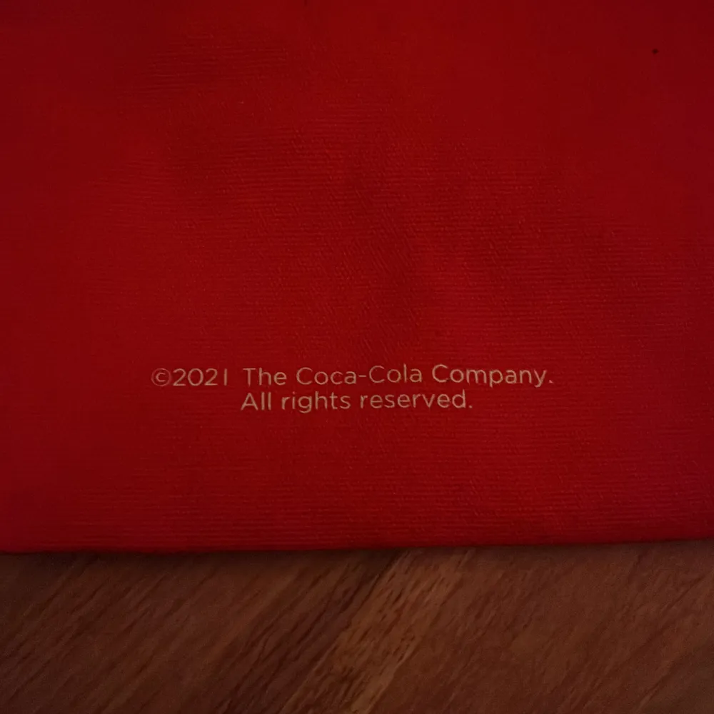 Säljer en röd shoppingväska med Coca-Cola-logga. Perfekt för att bära med sig allt man behöver. Väskan har långa handtag som gör den enkel att slänga över axeln. En riktig klassiker för alla Coca-Cola-fans! 🥤. Laukut & Käsilaukut.