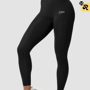 Define seamless tights, från ICANIWILL - Snygga svarta leggings från ICANIWILL med hög midja och tight passform. Perfekta för träning eller chill som sitter skönt och formar sig efter kroppen. Skriv om ni har några frågor💕💕