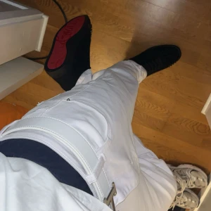 Christian Louboutin skor med nitar - ⬛ Färg: Svart med nitar  👞 Modell: Christian Louboutin med signaturspikes  📏 Storlek: EU 42  🔍 Använda sparsamt och i mycket fint skick — inga större märken eller slitage.  ♻️ Mycket väl omhändertagna, förvarade i dustbag. Ikoniska röda sulan i gott skick.  💼 Material: Premium mocka med nitar och klassisk röd sula  🧾 KÖP NU FINNS 🧾  Tack! 