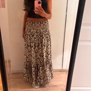 Svartvit långkjol med mönster - Långkjol ifrån Zara som ej går att få tag på längre.💗 Kjolen har smock i midjan för en bekväm passform. Hör av dig vid eventuella frågor och priset kan alltid diskuteras.🙌🏼