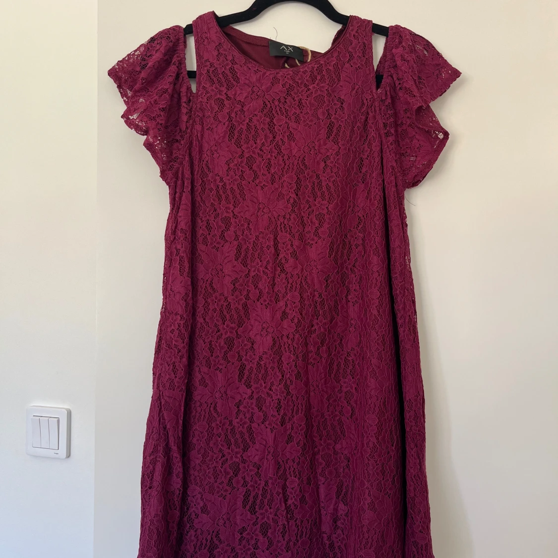 Vinröd spetsklänning med volangärm