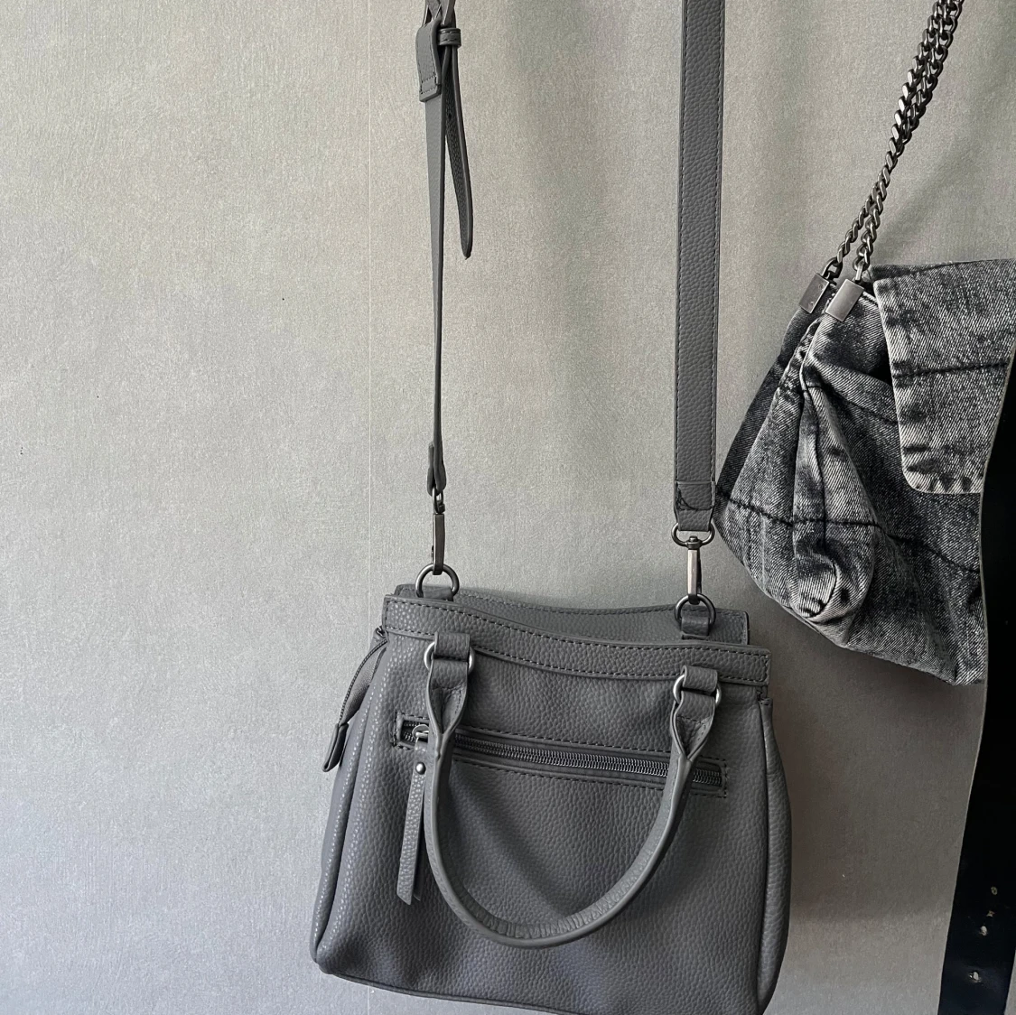 Grå axelväska i skinnlook - 2