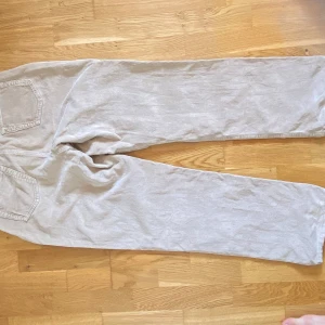 Beiga manchesterbyxor från Tasty - Snygga beiga manchesterbyxor från Tasty. Mycket bra skick och är i storlek 33/34.