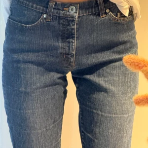 Mörkblå raka jeans från Vera Moda - Snygga mörkblå jeans från Vera Moda med klassisk femficksdesign och pösiga ben som svänger ut nertill. 