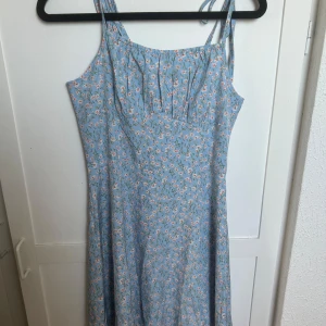 Klänning - En jättefin sommarklänning som är helt oanvänd då det inte är min stil 🩷 Storlek S 🌸 Finns en mörkgrön också