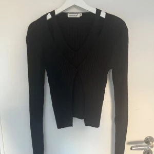 Svart ribbad kofta  - En topp köpt från Missäy. Den har en insydd kofta, storleken är onesize, passar mig perfekt och jag bär xs/s