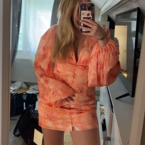 Adoore klänning - Intressekoll på denna superfina klänning från Adoore innan jag ev skickar tillbaka,  i storlek 40 då den är lite stor för mig hör av er om ni är intresserade, slutsåld online  (alla lappar kvar såklart)❤️pris kan diskuteras 