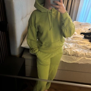 Limegrönt mjukis set  - Säljer ett limegrönt mjukisset i mjuk bomull. Byxorna har en relaxed passform med resår i midjan och längst ned vid benen. Perfekt för när du vill vara extra bekväm.