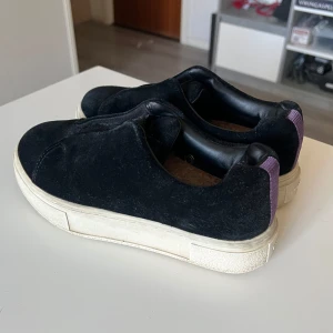 Eytys Doja S-O Suede Black sneakers - Svarta sneakers från Eytys, Modellen är slip-on.