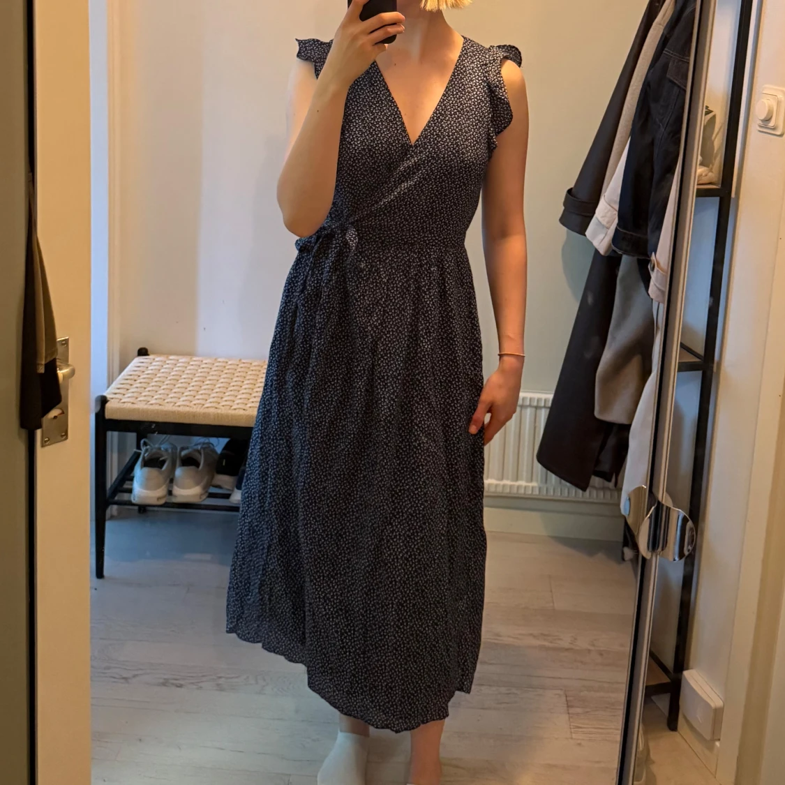 Blommig omlottklänning & Other Stories - 1