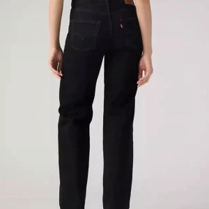 Levi's 501 90’ svarta jeans straight fit - Svarta Levi's 501 jeans med klassisk rak passform och hög midja. Storlek W32 L32. Jeansen är tillverkade i robust denim och har fem fickor samt knappgylf. Perfekta för dig som gillar en tidlös och clean look. Använda 5-10 gånger.