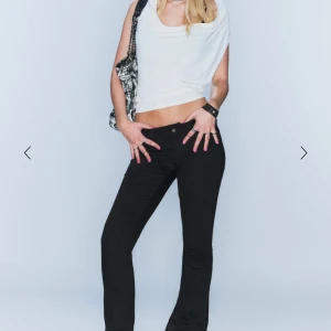 Cheap Monday jeans - Säljer dessa jättesnygga och lågmidjade svarta jeansen från Cheap Monday. Dom är aldrig använda och lapparna sitter kvar eftersom dom var lite små i storleken för mig. Skriv gärna om ni har frågor om mått eller allmänt💕💕