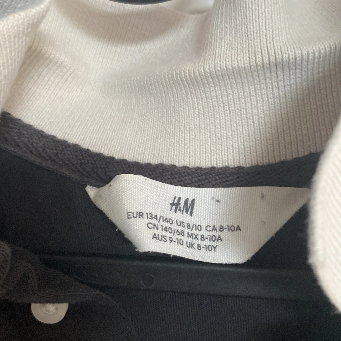 Svart och vit t-shirt från H&M - 2