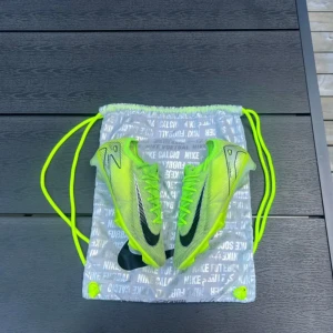 Nike mercurial vapor 16 elite - Säljer ett par Nike mercurial vapor 16 elite i grymt skick, använda 2-3 månader, inga sprickor eller skador, ovandelen är i toppform endast smuts från all konstgräs. det finns ett litet hål i hälen som man inte skänker. Storlek: 42. Nypris 3600. Kontakta mig vid eventuella frågor om diskussioner om priset eller annat