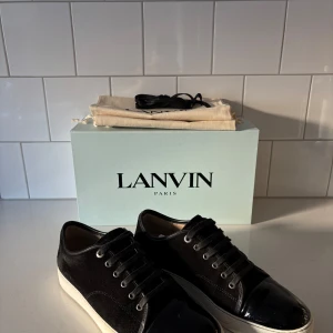 Lanvin Captoe UK 9 - Säljer nu dessa svarta Lanvin Captoe UK 9 där box, två lanvin påsar och extra skosnören ingår, priset är inte hugget i sten och kan förhandlas, skriv om du har frågor eller vill ha fler bilder👍
