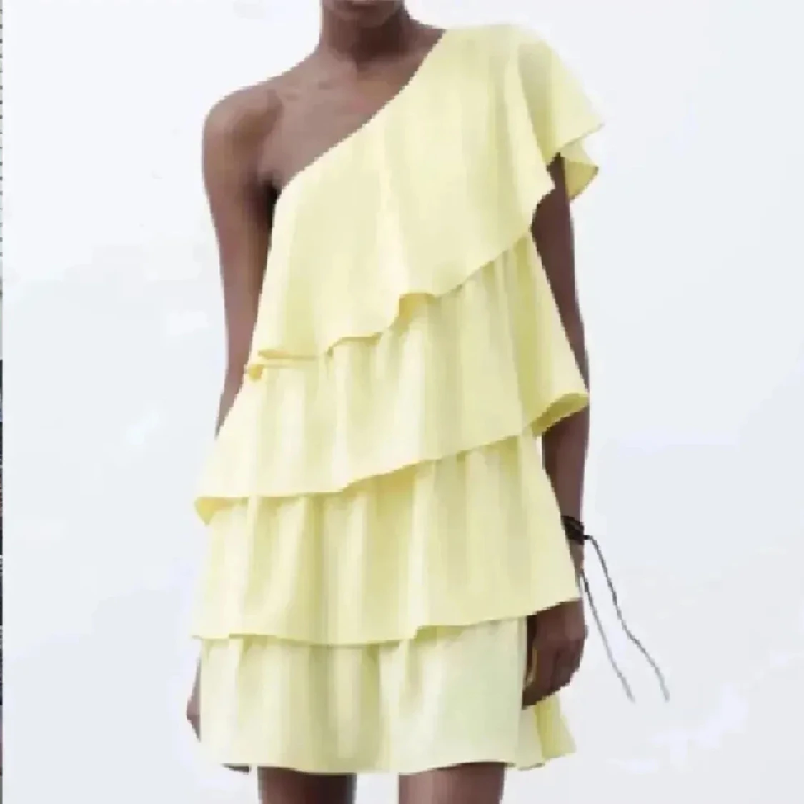 Gul volangklänning one shoulder zara - 1