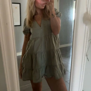 Ljusgrön klänning från Zara - Supersöt ljusgrön kortklänning, väldigt skön och luftig och passar till allt, använd några gånger men inga tecken på defekter 