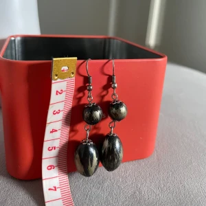 Örhängen med dekorativa pärlor - *Unika örhängen med tvådelad design, bestående av en rund och en oval hängande pärla.  *Perfekt för att addera en personlig touch till din stil. *Aldrig använda. *Djurfritt och rökfritt hem.