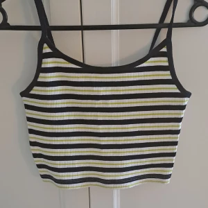 Randig ribbad linnetopp i svart och lime - Randigt linne i svart, vit o lime färg. Använd ytterst lite. Stl S (jag har sytt in den, originellt var det en stl M) 🥰