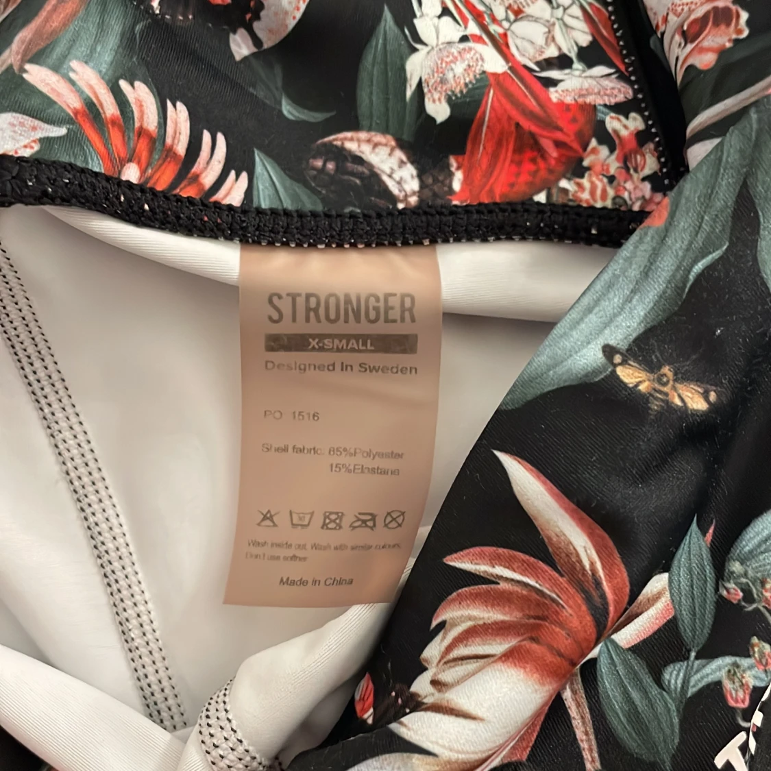 Blommiga träningstights-shorts från Stronger - 3