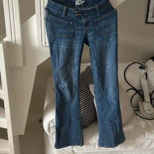 Det hänger i en galje därför ser det bredare ut!Jeans ifrån lager157 - Ett par jätte snygga jeans ifrån lager 157 modellen Paris. säljer för att det är för små har en liten lös tråd på rumpan men inget hål så påverkar inte funktionen går säkert att sy ihop!