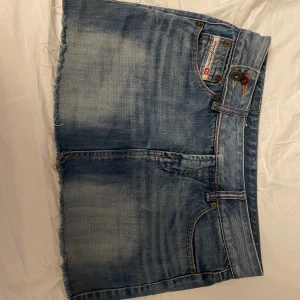 Snygg lågmidjade jeans kjol  - Jätte snygg unik jeans kjol lågmidjad från diesel väldigt unik och cool💓