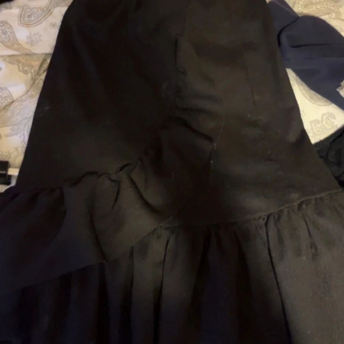 Svart volangklänning