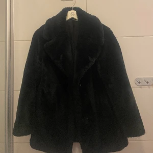 Pälsjacka svart - Pälsjacka i svart i stl XS! I gott skick 🖤 