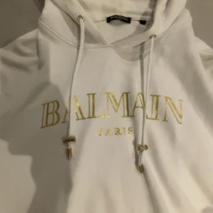 Balmain Paris tjocktröja - Kom med bud. Har ni frågor så bara ställ dom.