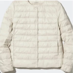 Vit uniqlo jacka - Jättefin jacka som passar perfekt för sommar och vår, skulle dock säga att den är mer krämvit!