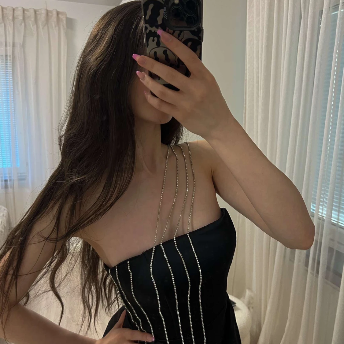 Svart axelbandslös klänning med släp - 1