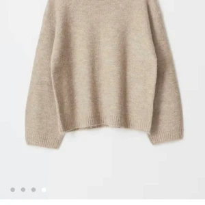 Beige stickad tröja från Gina Tricot - Supermjuk beige stickad tröja från Gina Tricot i storlek S. Säljer då ja har köpt för mycket stickad tröjor och inte behöver så många. 