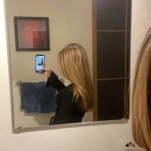 Svart topp från Gina Tricot - Svart topp från Gina Tricot. Toppen har långa ärmar, djup v-ringning och knytband i midjan! 🤍 den kommer tyvärr inte till användning men skriv vid fler bilder och prisdiskutering 💋