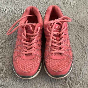 Rosa sneakers från Kappa strl 39 - Snygga rosa sneakers från Kappa i storlek 39. Skorna har meshpaneler för extra andningsförmåga, coola detaljer i syntet och klassisk snörning. Perfekta för dig som vill sticka ut med färg och sportig vibe. Mammas gamla och hon säger att de knappt är använda