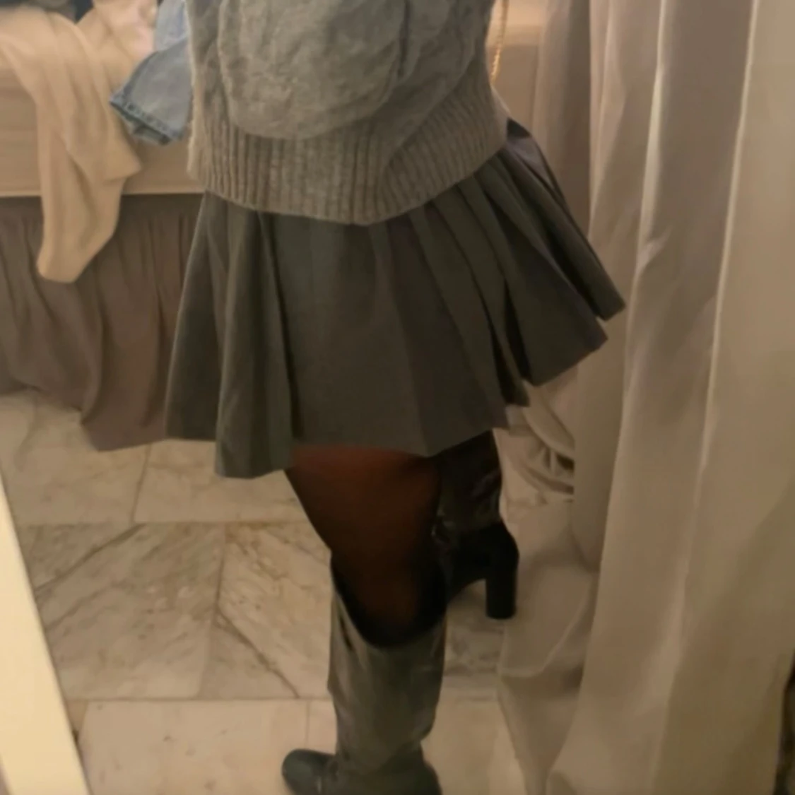 Grå plisserad kortkjol