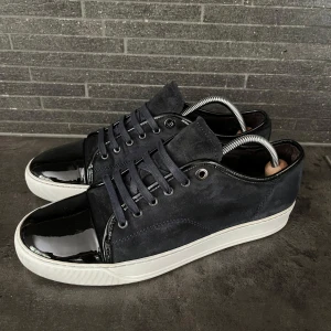 Navy sneakers med lackad tå - Extremt snygga ock klassiska navy lavins i otroligt bra skick 8,5/10. Storlek uk 8 sitter som 43-44. Sulkräm har använts för att fräscha upp skorna lite extra