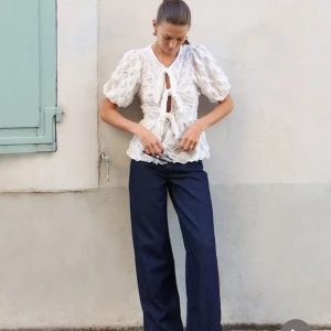 Vit blus med knyt och puffärm - Blus från Nakd, aldrig använd med lappen kvar🙌