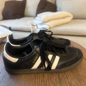 Adidas Samba  - Säljer mina adidas samba skor, svarta. Använda ungefär 5 gånger så de är som nya. Är lite trånga på mig därför jag måste sälja 