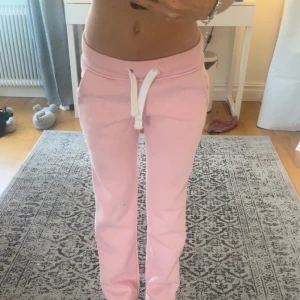 Ljusrosa mjukisbyxor med snörning - Skit snygga mjukisbyxor från Russemerch me rak passform, de har skönt material intil och passar mig bra dom är 160. Skriv om du undrar nått eller vill ha fler bilder så löser jag💕