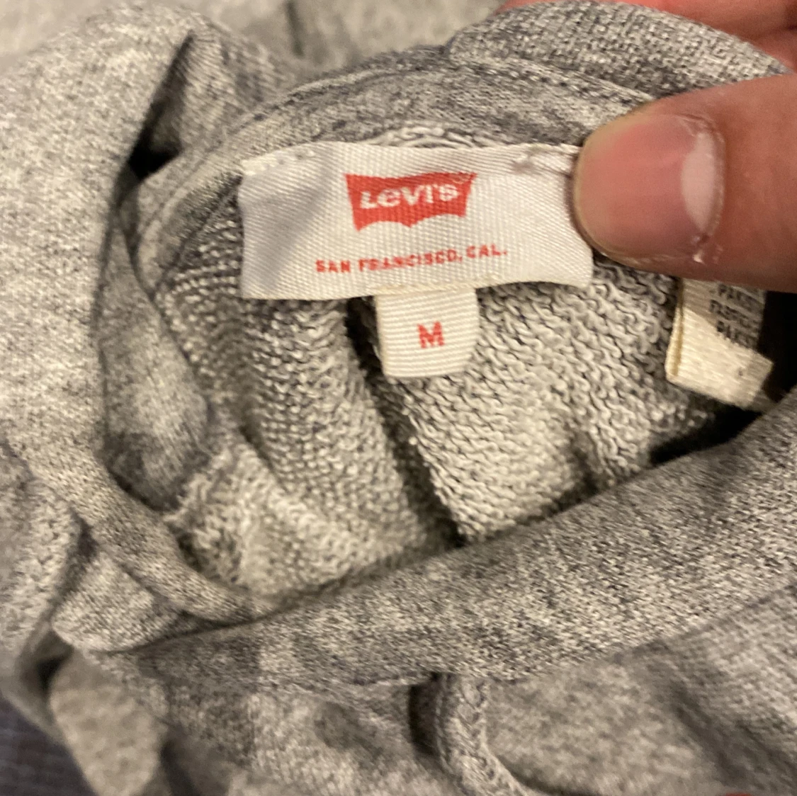 Grå hoodie från Levi's med logga - 2