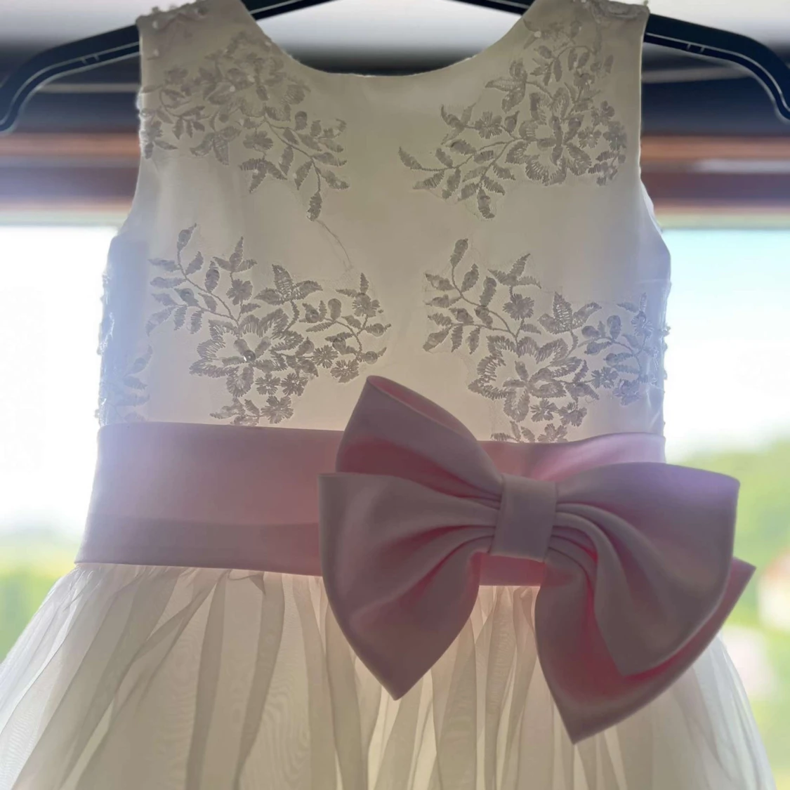 Vit långklänning med rosa rosett - 4