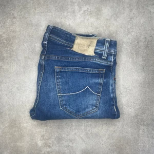 Jacob Cohën 688 jeans - Riktigt feta Jacob Cohën 688 comfort jeans | Strl: W31 (passar 30) | Midja ~ 40cm ~ 105cm | Skick: 7/10 (lappen där bak är sliten) | Nypris: 7000kr | Hör av er vid frågor eller funderingar!🤗