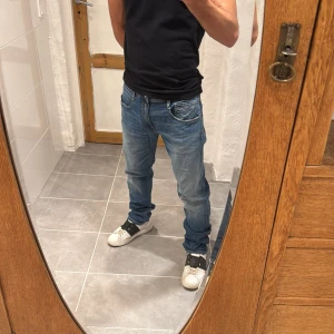 Replay jeans  - Ett par snygga jeans från Replay i storlek W32 L32 i modellen Anbbas 