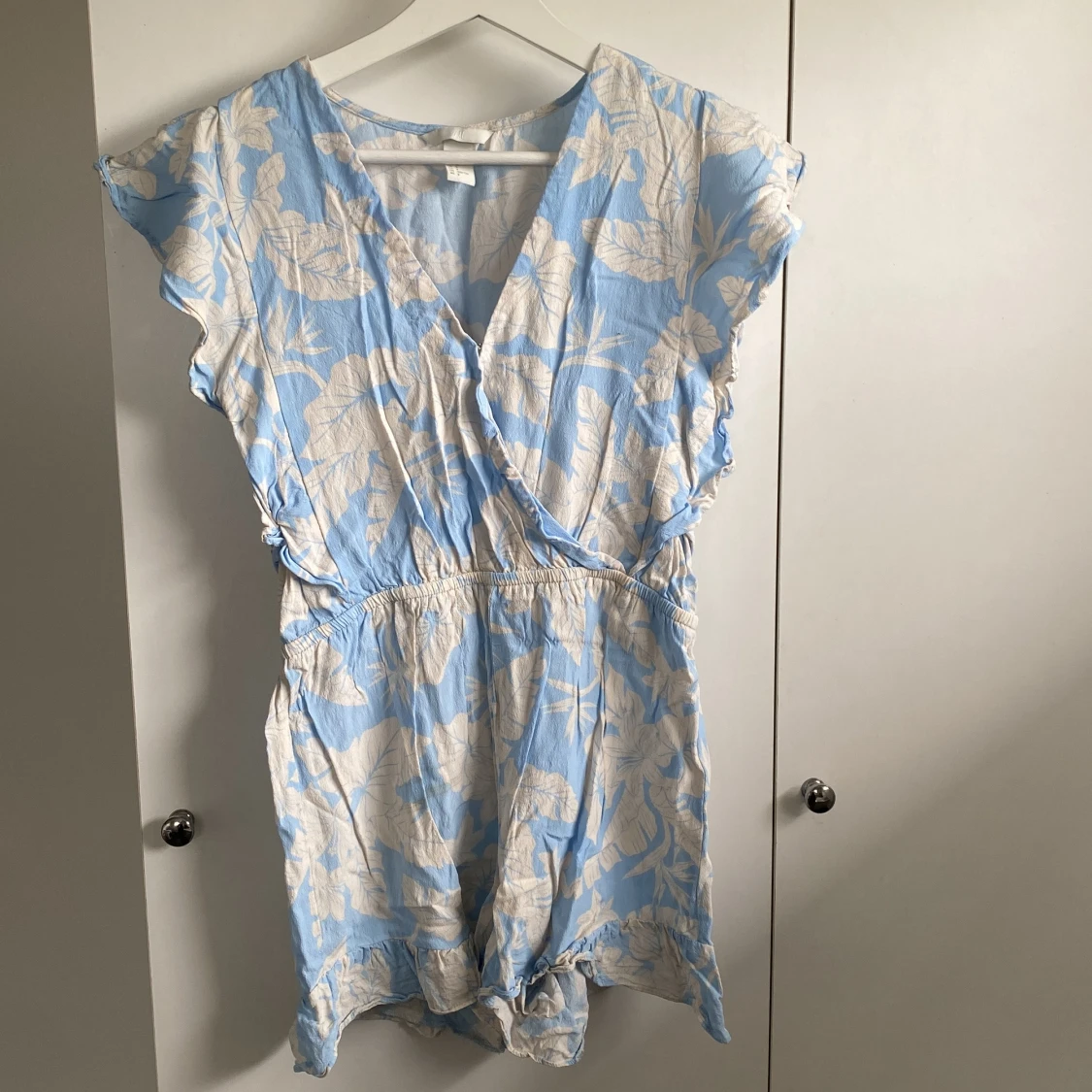 Blåvit blommig byxdress