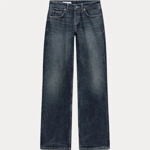 Mörkblå wide leg jeans med låg midja - Snygga mörkblå jeans med raka ben och klassisk femficksdesign. Jeansen har en lätt tvättad look och låg midja. Passar tyvärr inte och glömde skicka tillbaka dem