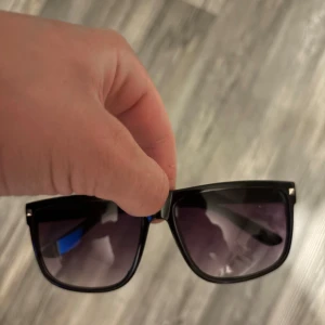 Raybans boyfriend liknande  - Snygga svarta solglasögon med bred båge och fyrkantig form. Glasen är mörka och tonade, vilket ger en cool vibe. Perfekta för att lyfta din stil på sommaren. Passar dig som gillar en modern och stilren look. Helt nya