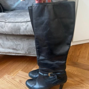 Boots från Ralph Lauren  - Klassiska svarta stövletter i skinn från Ralph Lauren med fin klack och rund tå. Snyggt guldfärgat spänne vid ankeln och RL logga under sulan. Perfekta för dig som vill ha en stilren och trendig look. 💗 passar storlek 39-41 skulle jag säga. 