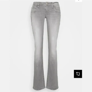 Grå bootcut jeans från LTB - Snygga grå jeans från LTB i bootcut-modell med låg midja. Knappt använda då de bara ligger i min garderob. De är uppsprätta längst ner Innerbenslängd 77cm. Nypris 799kr