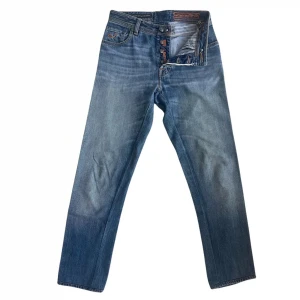 Jacob Cohën 688 Limited Edition Slim Fit Jeans (Blue) - Snygga blå jeans från Jacob Cohen med klassisk femficksdesign, orange kontrastsömmar och läderpatch bak. 14 dagars returrätt och äkthetsgaranti! Skriv om du har frågor.